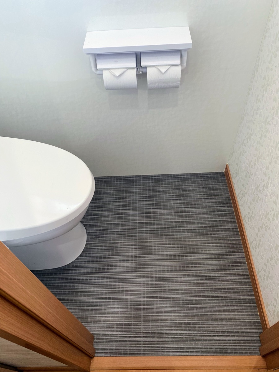 トイレの床張り替え